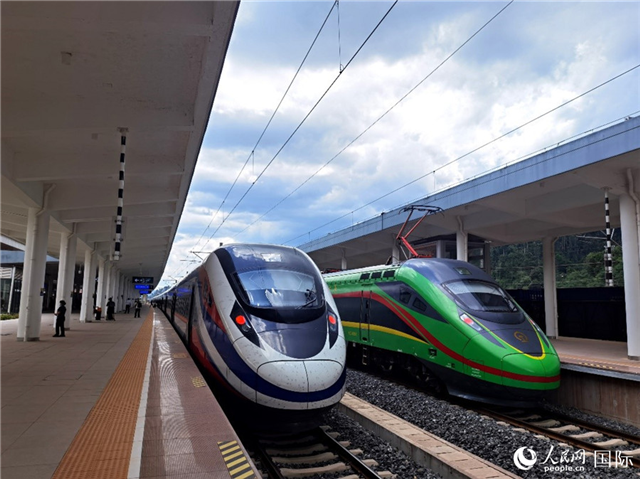 “復興號”和“瀾滄號”國際旅客列車停靠在老撾磨丁站。人民網(wǎng) 杜明明攝