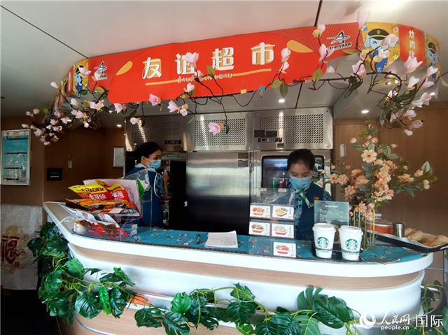 中老鐵路國際旅客列車里的“友誼超市”。人民網(wǎng) 杜明明攝