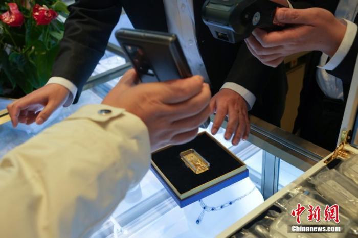 資料圖：顧客在現(xiàn)場掃碼購買冰雪競技金條。 <a target='_blank' href='/'><p  align=