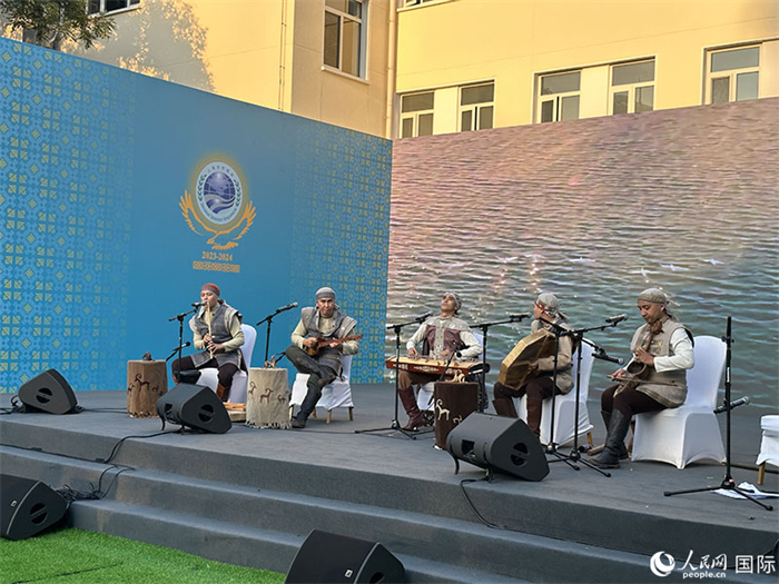 哈薩克斯坦著名音樂組合“圖蘭”樂隊(duì)演奏民族音樂。人民網(wǎng) 阿爾達(dá)克攝