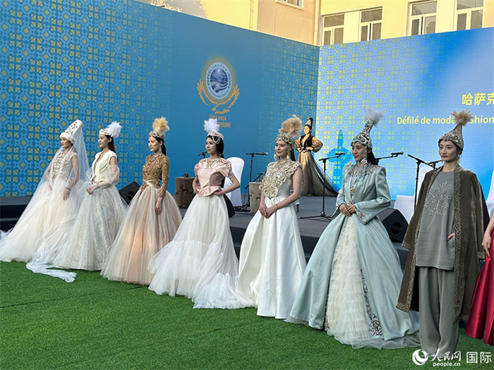 哈薩克斯坦獨(dú)立設(shè)計(jì)師品牌“Ai-zer”帶來了民族服裝時(shí)裝秀。人民網(wǎng) 阿爾達(dá)克攝