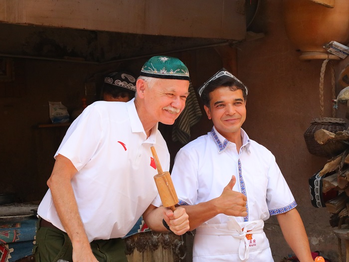 潘維廉和維吾爾族創(chuàng)業(yè)青年合影。主辦方供圖