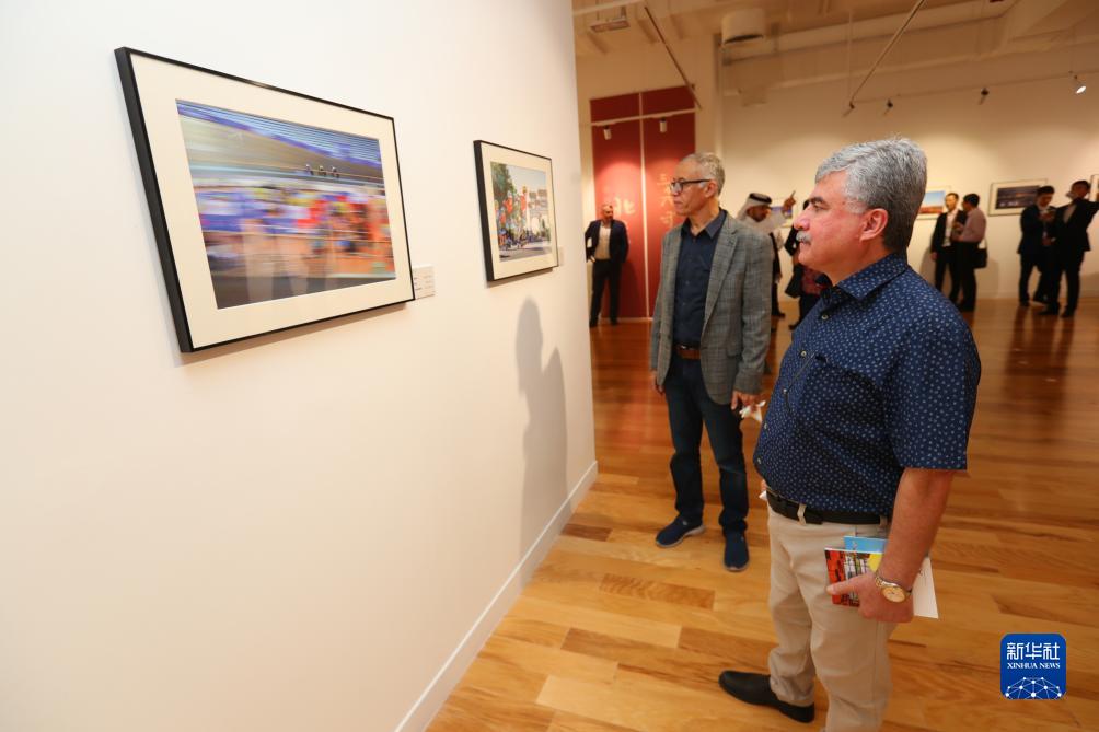 9月18日，人們在卡塔爾多哈參觀“你好，北京”攝影展。新華社記者隋先凱攝