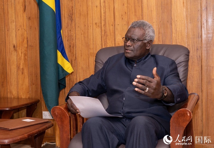 2023年9月14日，所羅門(mén)群島總理梅納西·索加瓦雷在首都霍尼亞拉接受人民網(wǎng)記者專(zhuān)訪。（人民網(wǎng) 賀吉攝影 ）