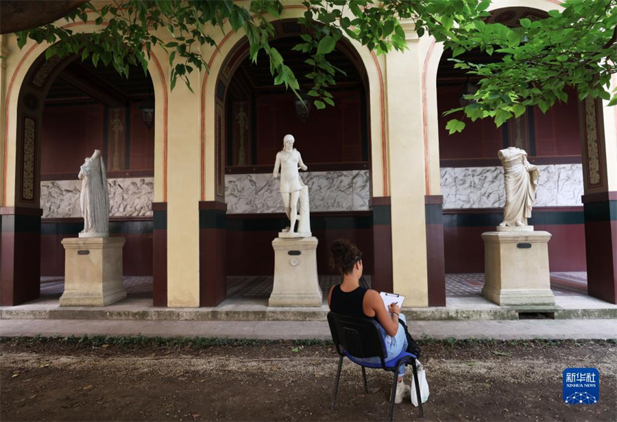 9月17日，在法國巴黎國立高等美術(shù)學(xué)院舉行的歐洲遺產(chǎn)日活動(dòng)上，參觀者參與繪畫創(chuàng)作和體驗(yàn)。新華社記者 高靜 攝