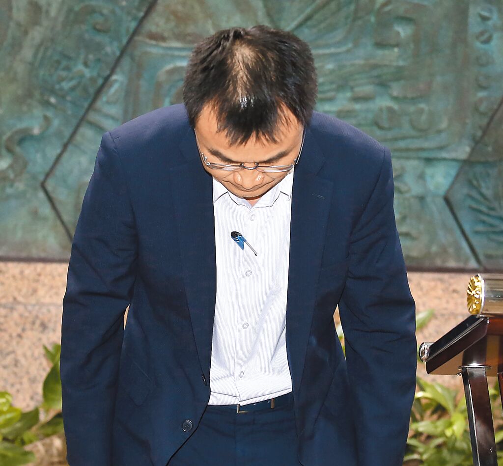 臺農(nóng)業(yè)部門負責人陳吉仲19日傍晚舉行記者會說明項目進口雞蛋議題，當日晚間8點在臉書上宣布辭職。 圖片來源：臺灣“中時新聞網(wǎng)”