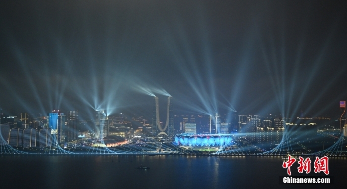 9月23日，杭州第19屆亞運(yùn)會(huì)開(kāi)幕式在浙江杭州奧體中心體育場(chǎng)舉行。圖為璀璨燈光秀點(diǎn)亮錢塘江夜空。<a target='_blank' href='/'><p  align=