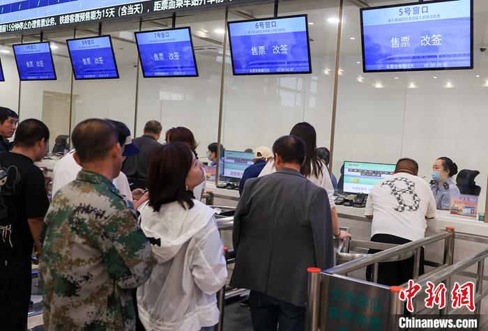 9月21日，旅客在北京站售票大廳內(nèi)購(gòu)買火車票。當(dāng)日，鐵路部門開(kāi)始發(fā)售10月5日火車票。國(guó)鐵集團(tuán)發(fā)布數(shù)據(jù)顯示，9月13日至20日已發(fā)售火車票1.5億張。鐵路部門將在9月27日至10月1日、10月4日至7日增開(kāi)200列夜間高鐵，車票已陸續(xù)開(kāi)始發(fā)售，盡最大努力滿足旅客出行需求。 <a target='_blank' href='/'><p  align=