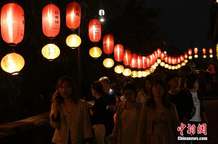 圖為游客夜游山城巷感受山城獨(dú)特魅力。<a target='_blank' href='/' ><p  align=