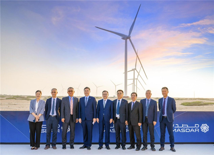 中方建設(shè)者在風(fēng)電場(chǎng)合影。中國(guó)電建供圖