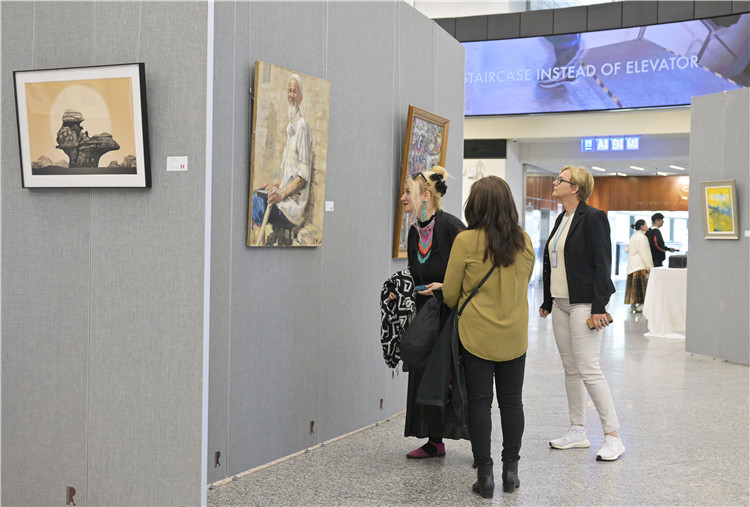 各國(guó)外交官在在欣賞中國(guó)藝術(shù)家作品。中國(guó)常駐維也納代表團(tuán)供圖