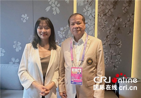 　　△柬埔寨國(guó)家?jiàn)W委會(huì)主席、柬埔寨亞運(yùn)代表團(tuán)團(tuán)長(zhǎng)唐坤（右）接受記者采訪