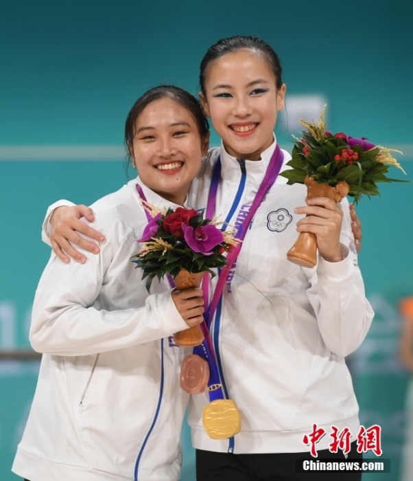 10月7日，杭州第19屆亞運(yùn)會(huì)輪滑項(xiàng)目女子花樣輪滑單人滑長(zhǎng)節(jié)目決賽在錢塘輪滑中心舉行。結(jié)合短節(jié)目決賽成績(jī)，中國(guó)臺(tái)北選手洪筱晴(左)以94.38分的總成績(jī)奪得女子花樣輪滑單人滑冠軍，中國(guó)臺(tái)北選手張致如(右)獲得季軍。<a target='_blank' href='/'><p  align=