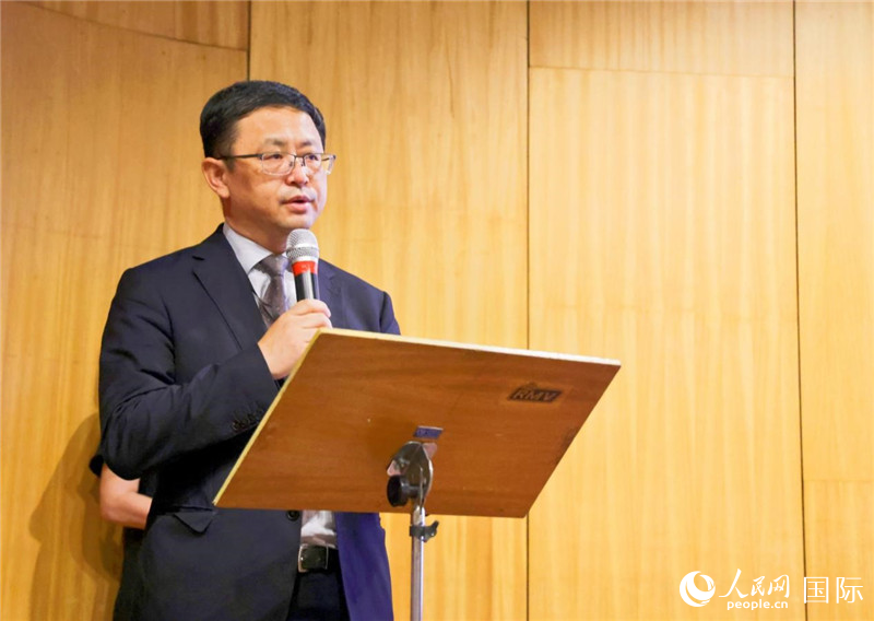 中國駐里約熱內(nèi)盧總領(lǐng)事館商務(wù)參贊徐元勝發(fā)表致辭。人民網(wǎng)記者 陳海琪攝