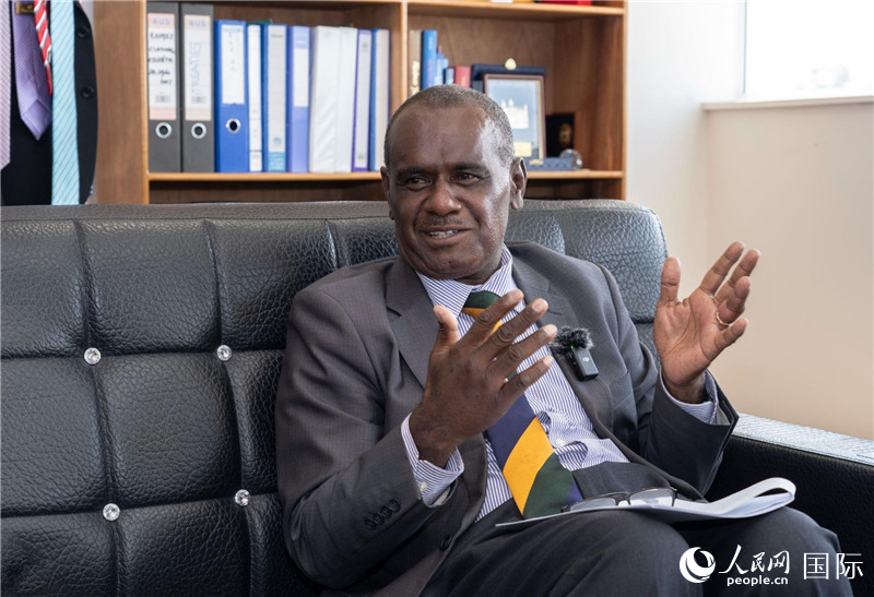 2023年9月13日，所羅門群島外交部長杰里邁亞·馬內(nèi)萊在首都霍尼亞拉接受人民網(wǎng)記者專訪。人民網(wǎng) 賀吉攝