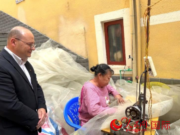 馬耳他瑪格麗特中學(xué)“中國角”教師馬丁·阿佐帕迪在福建省寧德市下歧村參觀。人民網(wǎng)記者 周雨攝