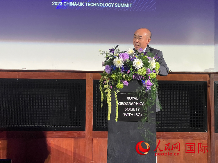中國(guó)駐英國(guó)使館科技公參丁明勤發(fā)表致辭。人民網(wǎng)記者 周卓斌攝