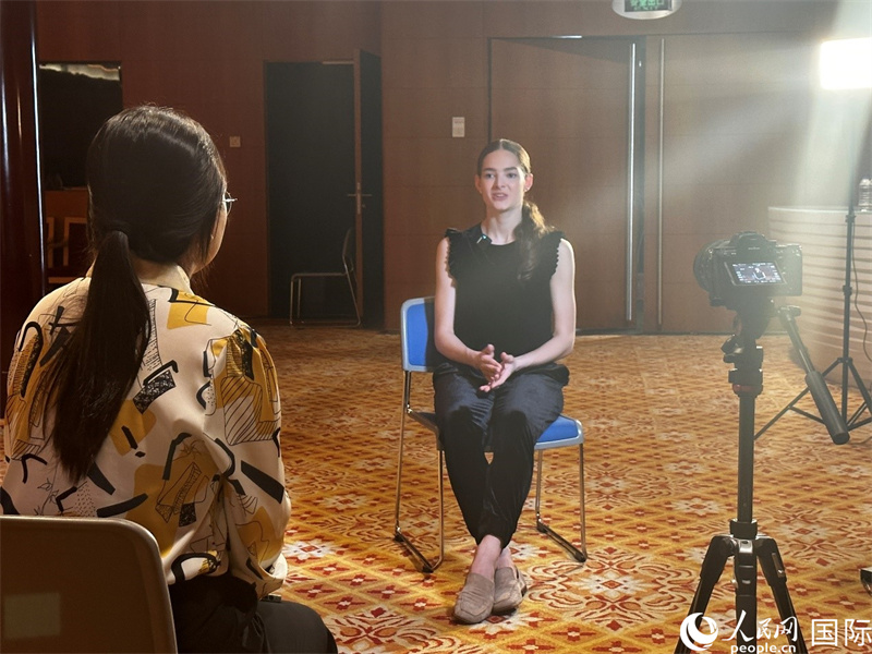 莫斯科大劇院芭蕾舞團(tuán)首席舞者埃莉奧諾拉·塞弗納德接受人民網(wǎng)記者專訪。人民網(wǎng)記者 申佳平攝