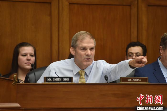 當(dāng)?shù)貢r(shí)間10月13日，美國(guó)國(guó)會(huì)眾議院共和黨人就議長(zhǎng)候選人再次進(jìn)行黨內(nèi)投票，眾議院司法委員會(huì)主席吉姆·喬丹獲得黨內(nèi)提名。圖為喬丹今年9月在眾議院監(jiān)督和問責(zé)委員會(huì)聽證會(huì)上發(fā)言。 <a target='_blank' href='/'><p  align=
