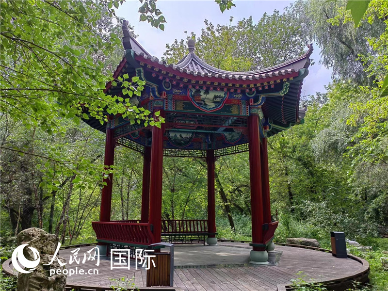 莫斯科中國(guó)貿(mào)易中心的中式園林“華銘園”一角。人民網(wǎng)記者 申亞欣攝