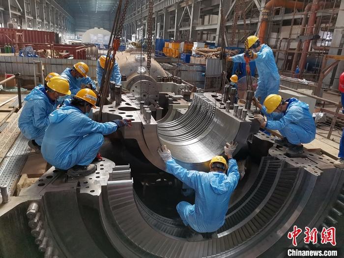 圖為青山緯達(dá)貝園區(qū)汽輪機(jī)機(jī)組在進(jìn)行現(xiàn)場安裝。 受訪者供圖