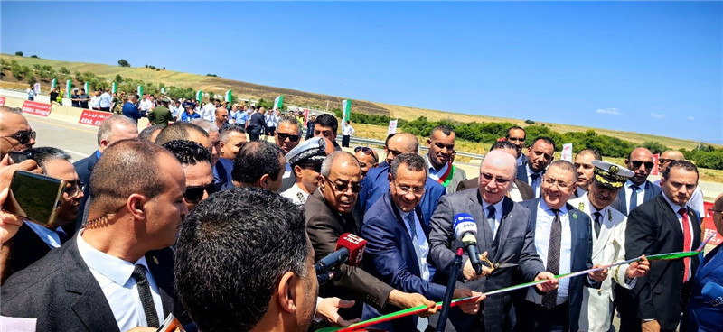 2023年8月12日，阿爾及利亞總理阿卜杜拉赫曼（前右四）參加阿爾及利亞東西高速公路東標段主線84公里段通車儀式。中信建設供圖