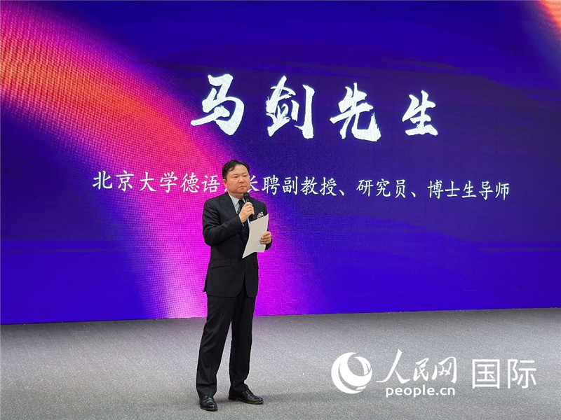 北京大學(xué)德語(yǔ)系長(zhǎng)聘副教授馬劍點(diǎn)評(píng)學(xué)生表現(xiàn)。（攝影：張麗鷗）