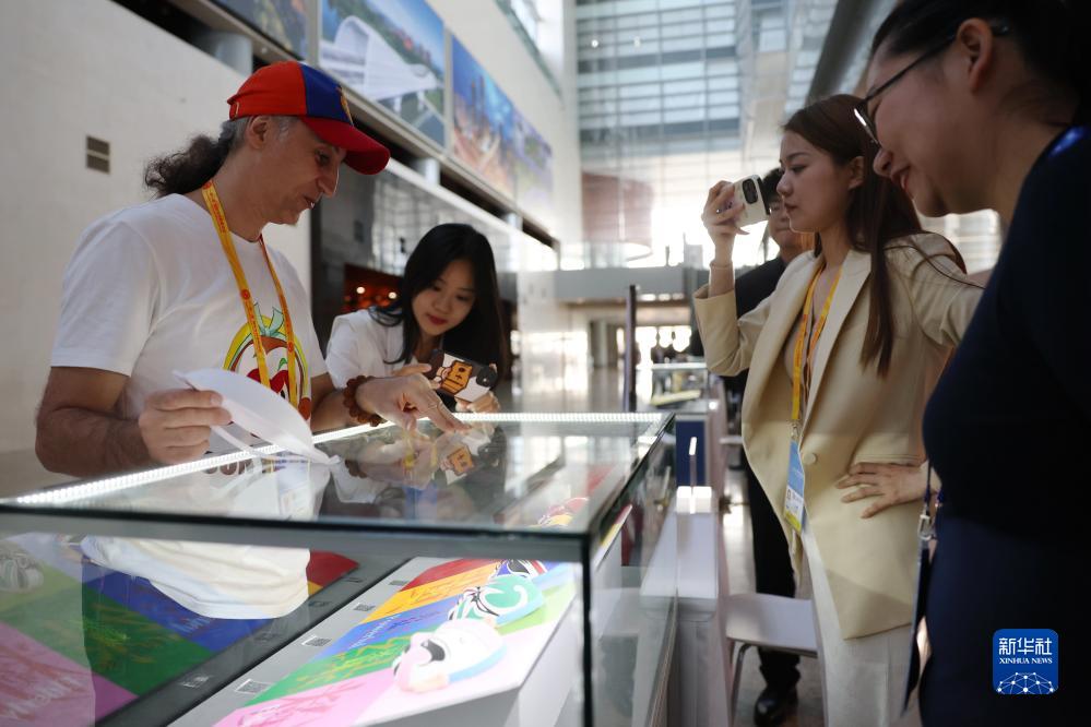 10月16日，參會(huì)記者在“一帶一路”國(guó)際合作高峰論壇新聞中心參觀展示的中國(guó)非物質(zhì)文化遺產(chǎn)展品。新華社記者 陳斌 攝