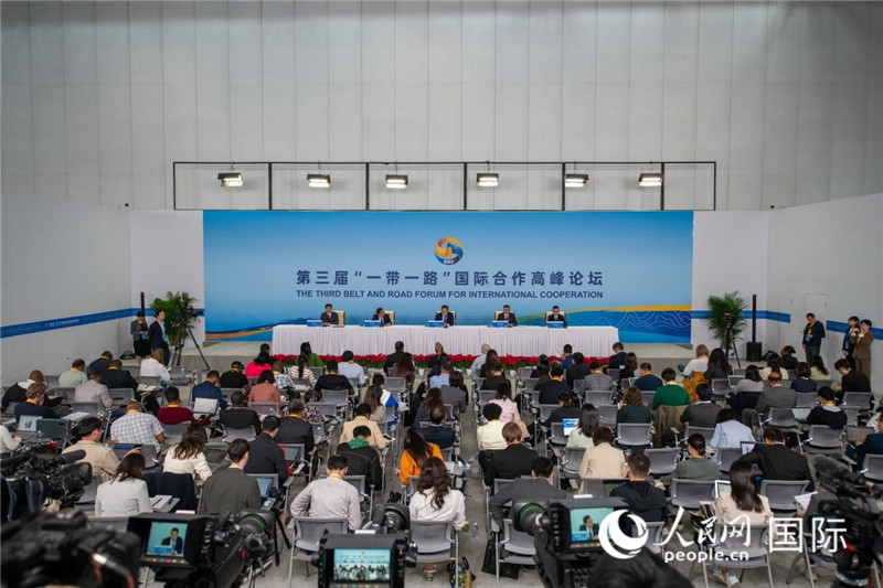 10月16日，第三屆“一帶一路”國際合作高峰論壇新聞中心在北京國家會議中心舉行首場吹風(fēng)會，邀請自然資源部國際合作司和相關(guān)單位負(fù)責(zé)人介紹有關(guān)情況，并回答記者提問。人民網(wǎng)記者 翁奇羽攝