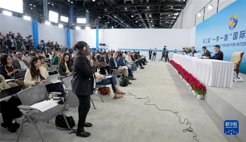 10月16日，第三屆“一帶一路”國際合作高峰論壇新聞中心在北京國家會議中心舉行首場吹風(fēng)會，邀請自然資源部國際合作司和相關(guān)單位負(fù)責(zé)人介紹有關(guān)情況，并回答記者提問。新華社記者 王毓國攝