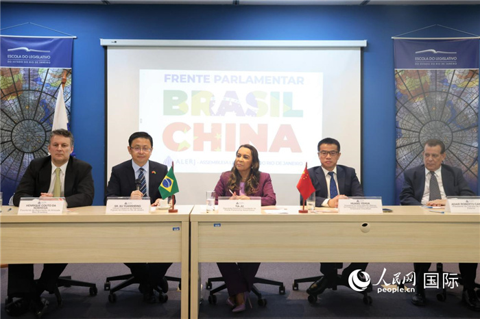 新一屆里約州巴西中國議員陣線在里約熱內(nèi)盧成立并舉行慶?；顒?dòng)，與會(huì)嘉賓在現(xiàn)場致辭。 人民網(wǎng)記者 時(shí)元皓攝