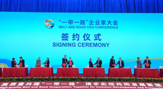 　　這是10月17日拍攝的簽約儀式現(xiàn)場。當日，“一帶一路”企業(yè)家大會在北京召開。（新華社記者王毓國攝）