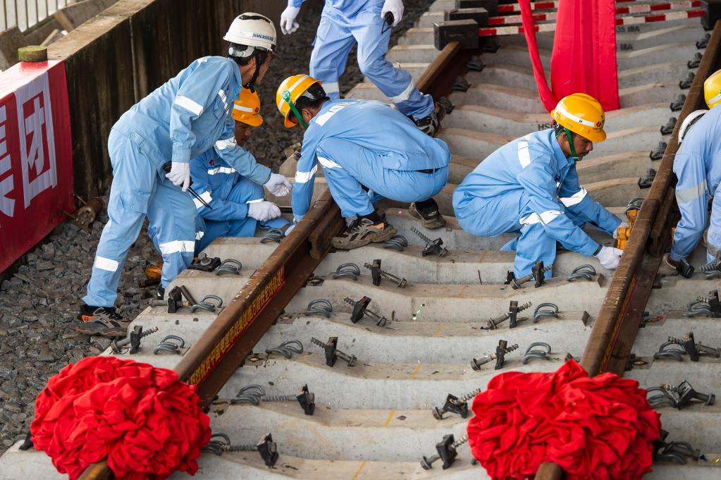 3月31日，在印度尼西亞雅加達雅萬高鐵哈利姆車站，工人鋪設雅萬高鐵全線最后一根鋼軌。