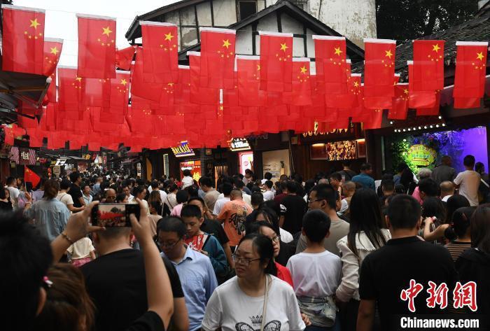 圖為重慶千年古鎮(zhèn)磁器口游人如織。<a target='_blank' href='/' ><p  align=