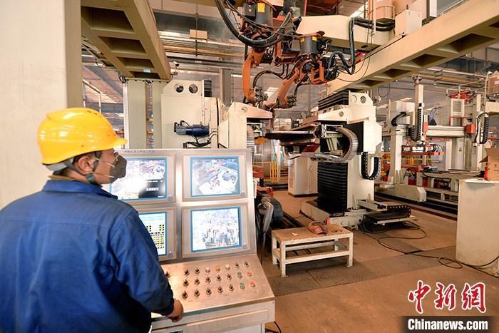 資料圖：車間內(nèi)工作人員進行機器操作。<a target='_blank' href='/' _fcksavedurl='/'><p  align=
