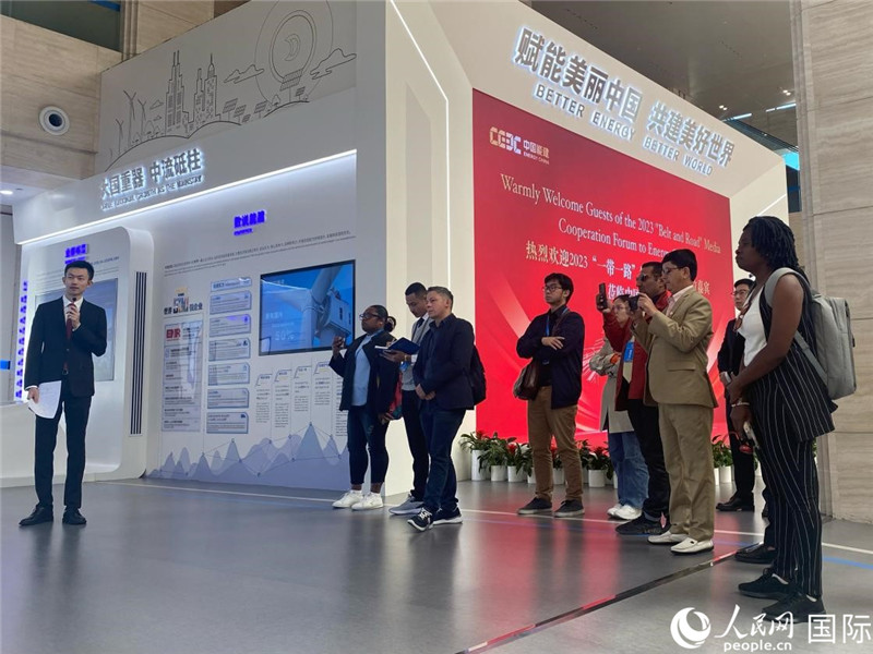 2023“一帶一路”媒體合作論壇聯(lián)合采訪(fǎng)團(tuán)參訪(fǎng)中國(guó)能建。人民網(wǎng)記者 于洋攝