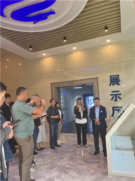 （在文瀾智谷中試產(chǎn)業(yè)基地，中外記者深入了解科技轉(zhuǎn)化情況 趙橙涔攝）
