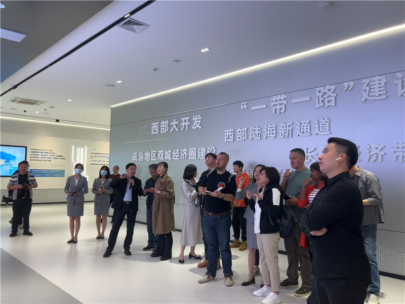 （成都國(guó)際鐵路港展廳，中外記者邊聽邊記，了解成都國(guó)際鐵路港運(yùn)行情況 趙橙涔攝