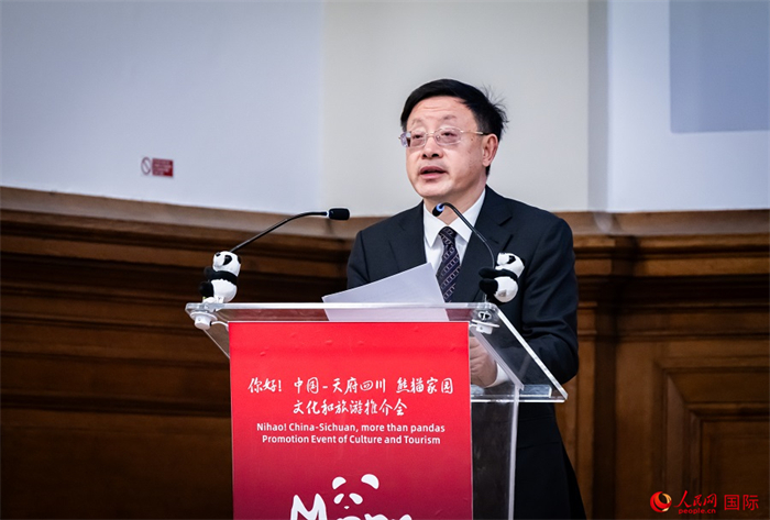 四川省文化和旅游廳廳長(zhǎng)戴允康作文化旅游推介。人民網(wǎng) 郭錦標(biāo)攝