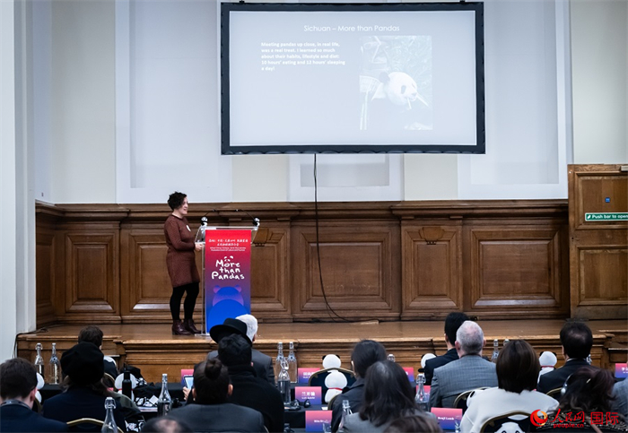 英國(guó)旅游達(dá)人瑪麗亞·拉莫爾作來(lái)川游歷主題分享。人民網(wǎng) 郭錦標(biāo)攝