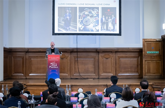 英國(guó)群英創(chuàng)意全球首席執(zhí)行官杰米·撒杰特在現(xiàn)場(chǎng)發(fā)言，分享如何進(jìn)一步提升四川旅游的國(guó)際影響力、吸引更多的英國(guó)游客。人民網(wǎng) 郭錦標(biāo)攝