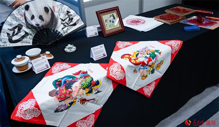 活動(dòng)現(xiàn)場(chǎng)的現(xiàn)場(chǎng)文創(chuàng)展、互動(dòng)體驗(yàn)區(qū)、非遺區(qū)展示。人民網(wǎng) 郭錦標(biāo)攝