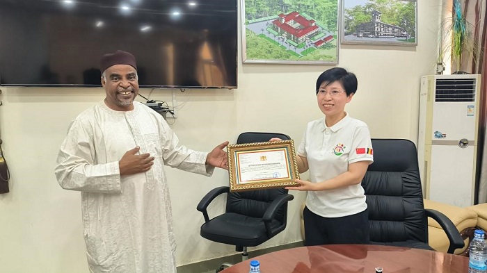 江西省衛(wèi)健委婦幼處處長(zhǎng)葉穎代表組派部門(mén)接受乍得衛(wèi)生部表彰。中國(guó)（江西）第18批援乍得醫(yī)療隊(duì)供圖