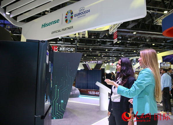 訪客在海信集團展臺參觀。人民網(wǎng) 塔里克·易卜拉欣攝