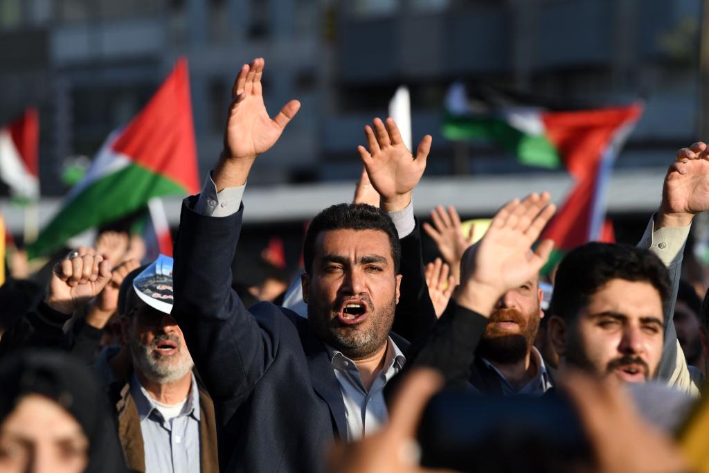 10月18日，人們在伊朗德黑蘭舉行集會。當(dāng)日，突尼斯、土耳其、伊朗等多國民眾舉行集會，表達對巴勒斯坦人民的支持，并譴責(zé)針對加沙城醫(yī)院的襲擊。新華社記者 沙達提 攝