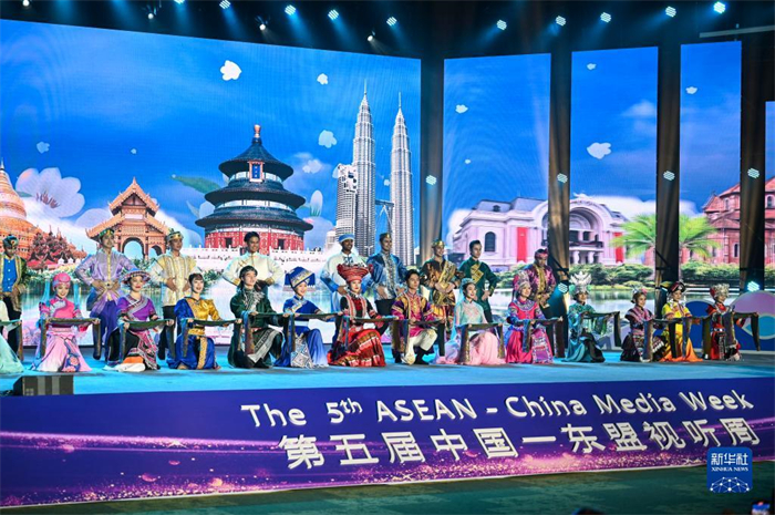 10月21日，在馬來西亞行政首都普特拉賈亞，演員在第五屆中國(guó)—東盟視聽周開幕活動(dòng)上表演。新華社記者 程一恒 攝