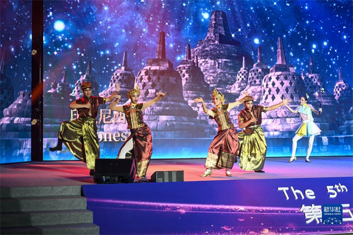 10月21日，在馬來西亞行政首都普特拉賈亞，演員在第五屆中國(guó)—東盟視聽周開幕活動(dòng)上表演。新華社記者 程一恒 攝