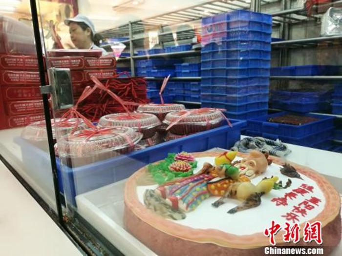 資料圖：等待銷(xiāo)售的重陽(yáng)糕?！＄娚?攝