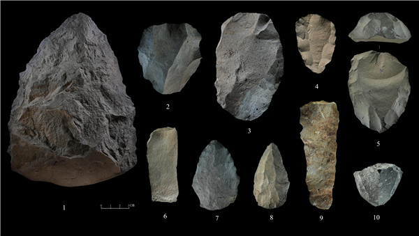 石制品 1.手斧 2、4、5.勒瓦婁哇石核（循環(huán)剝片法、優(yōu)先剝片法）3.勒瓦婁哇石葉石核 6.勒瓦婁哇石葉 7、8.勒瓦婁哇尖狀器 9.石葉 10.錐形石葉石核。中肯聯(lián)合考古隊供圖