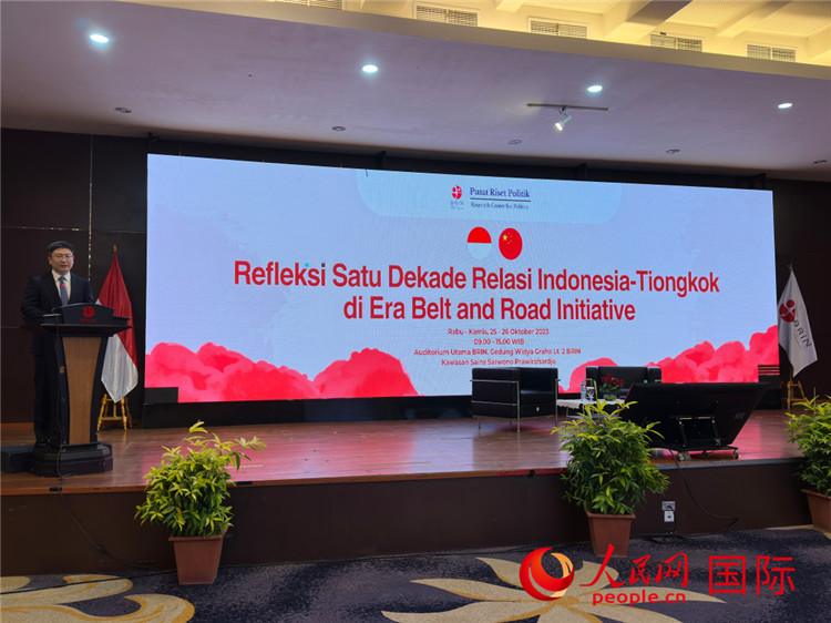 中國駐印尼使館臨時(shí)代辦周侃公使發(fā)表主旨演講。人民網(wǎng)記者 曹師韻攝